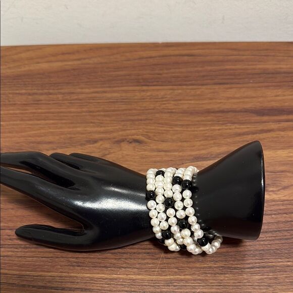 VintageStretch Bracelet with 5 strands of White Pearls & Black Beads. - Picture 2 of 4